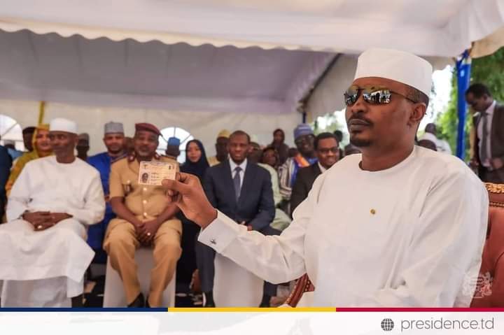 Tchad : Le président de transition Mahamat Idriss Deby Itno a retirer sa carte d’électeur