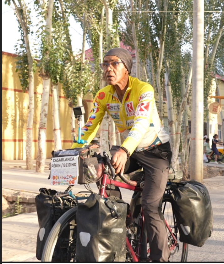 Parti de Casablanca, le cycliste Karim Mosta rejoint la Chine à vélo