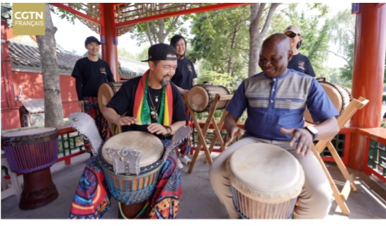 Dialogue des cultures : des rythmes de djembés dans un quartier de Beijing
